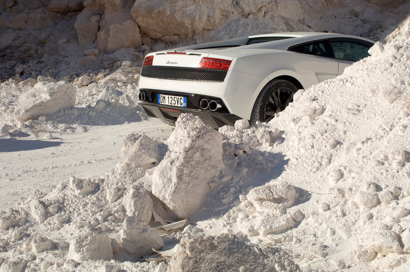 Illustration for article titled Fifth Gear Plows Lamborghini Gallardo LP560-4 Through The Snow